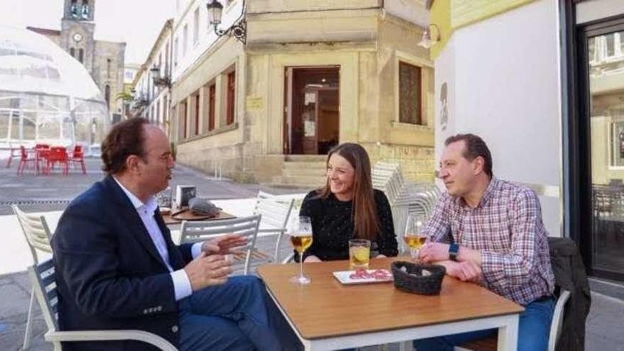 Crespo conversa con Begoña Blanco y con Nardo Seijas en una terraza de la localidad.