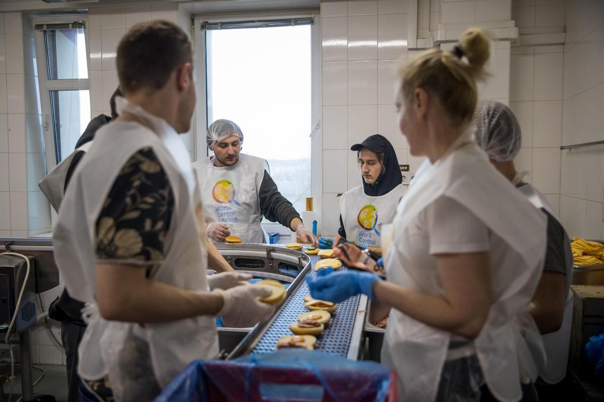 Trabajadores de World Central Kitchen, la ONG de José Andrés, en un refugio de Lviv.