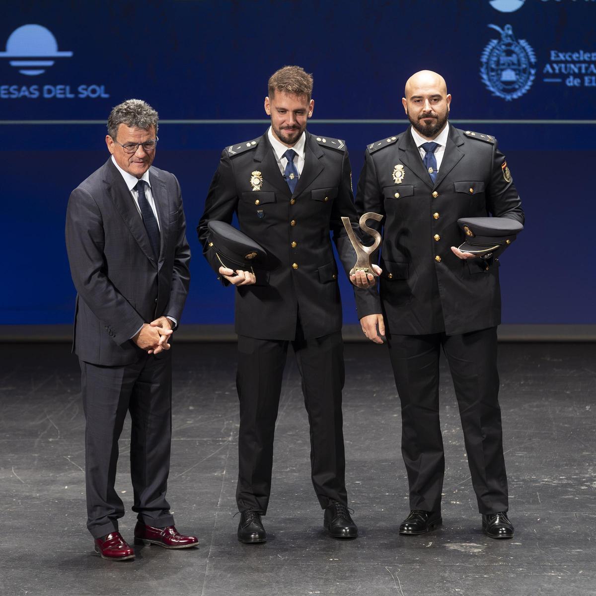 Los galardonados de los I Premios Valor y Servicio recogen sus distinciones: Acción más destacada Los galardonados de los I Premios Valor y Servicio recogen sus distinciones: Acción más destacada