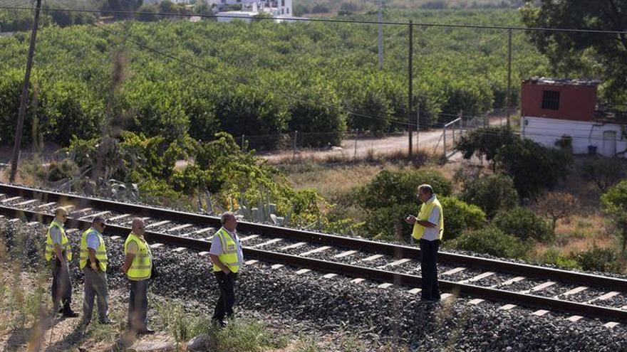 La caída de una valla por viento causa retrasos y suprime siete trenes Cercanías en Castellón