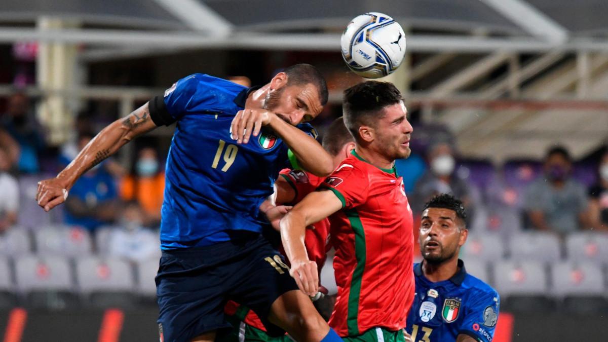 Bonucci disputa un balón en el duelo ante Bulgaria