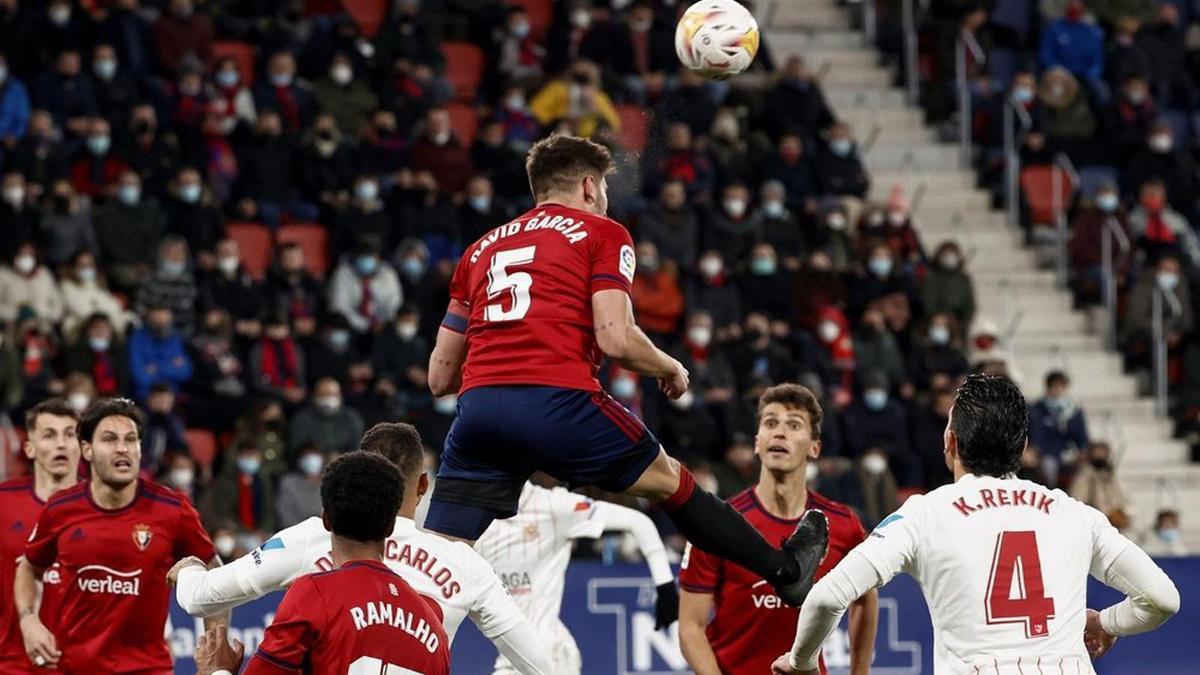 David García, rematando de cabeza en un Osasuna - Sevilla