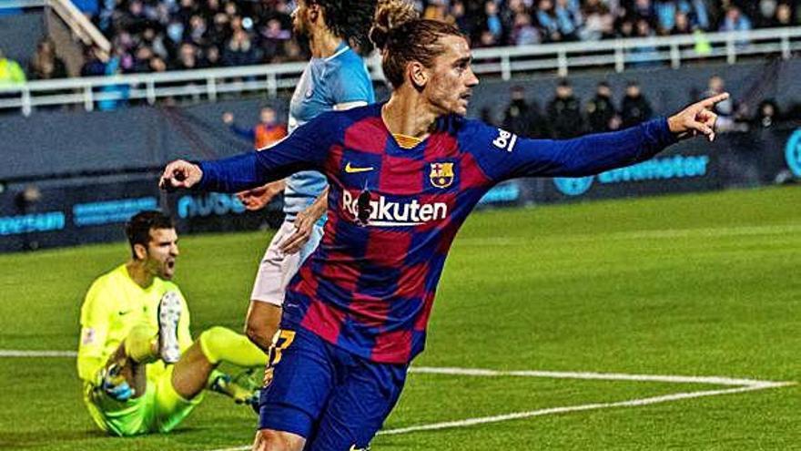 Griezmann marcant un dels dos gols que va fer ahir a Eivissa.