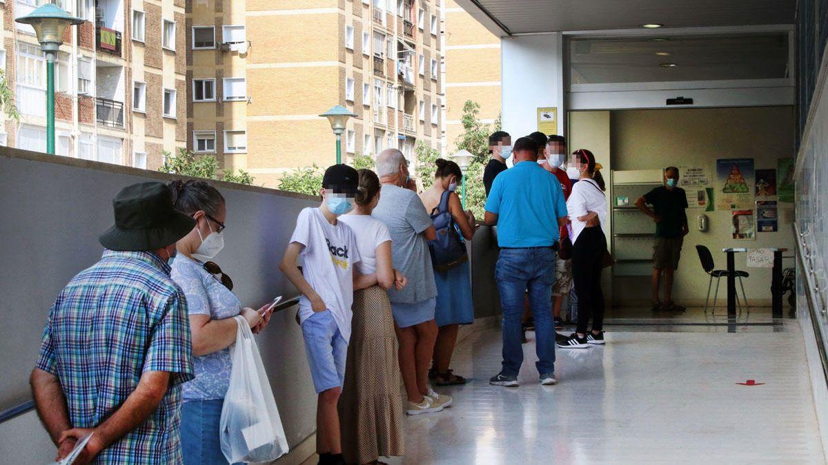 Colas en un centro de salud de Málaga capital, en septiembre de 2020.