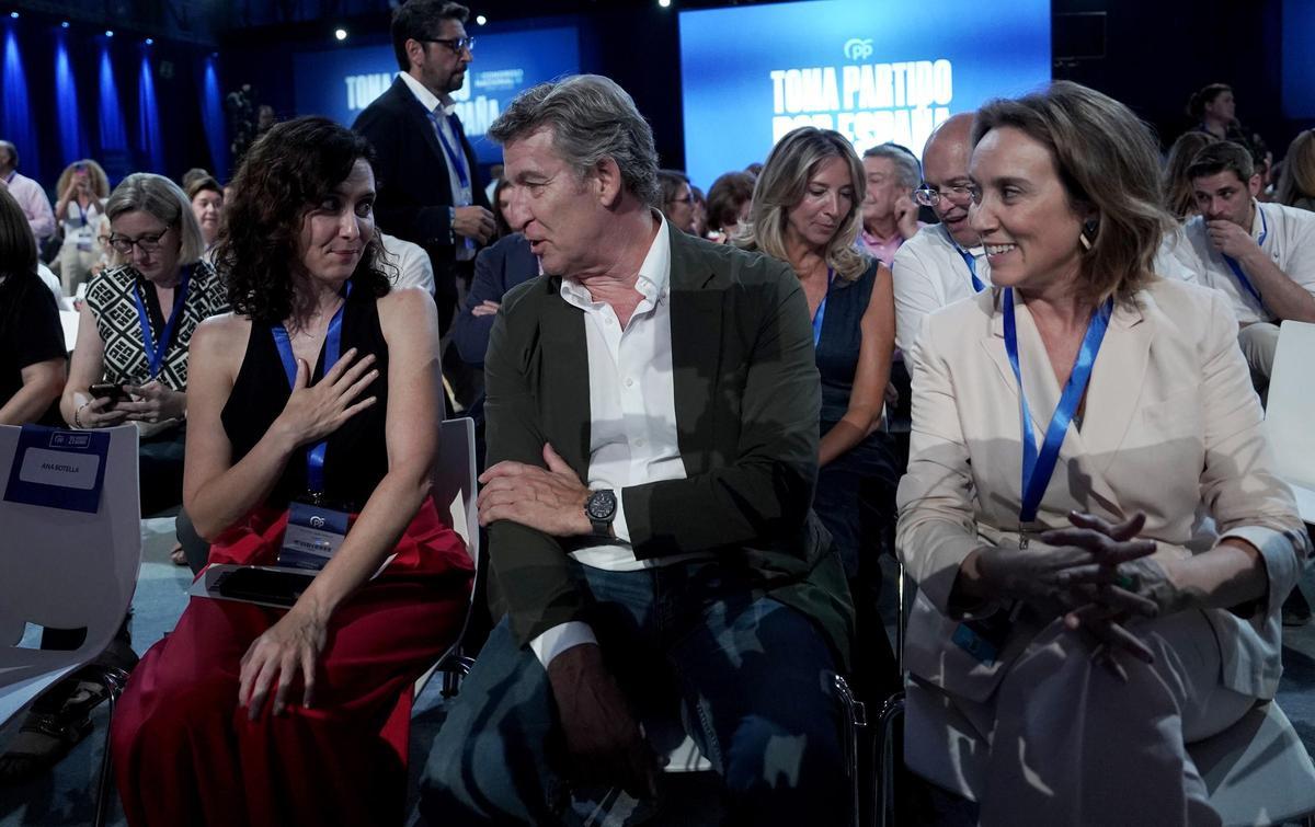 Ayuso, Feijóo y Gamarra, en la primera fila del congreso nacional del PP, este viernes en Madrid.