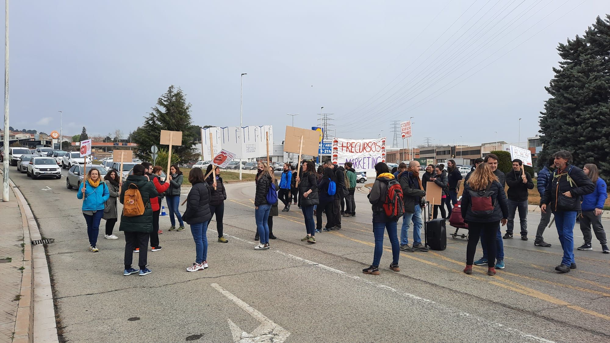 Talls de carretera a Manresa per la protesta de mestres i professors