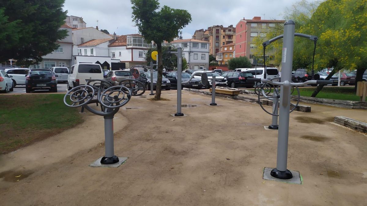Elementos biosaludables instalados en el parque urbano de Confín, a la altura de la avenida de Beiramar.