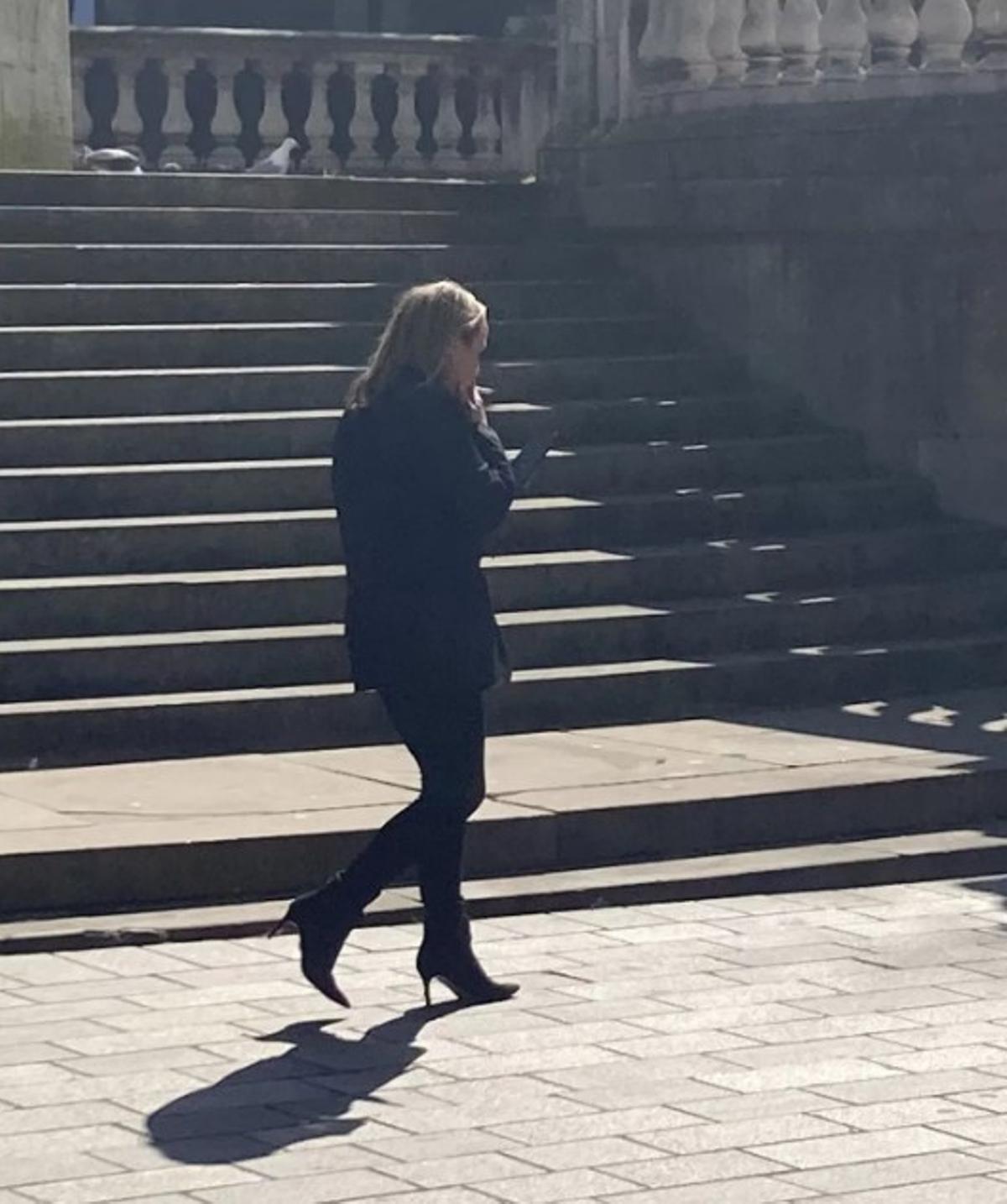 La acusada, por fuera de las dependencias judiciales
