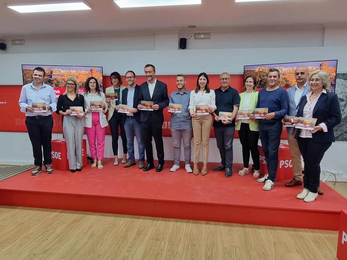 La candidatura del PSOE en Elche con el programa electoral.