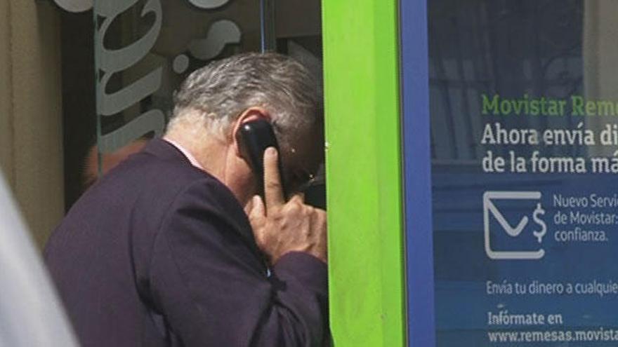 Rafael Blasco hablando en una cabina telefónica en una imagen reciente