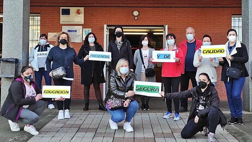 Las familias, ayer, ante el IES de Roces.