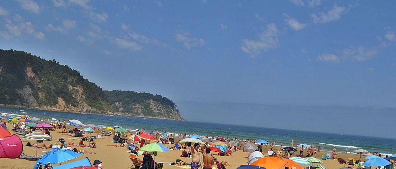 Bañistas en Rodiles, el pasado julio.