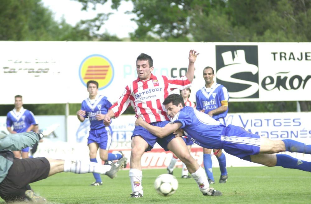 Joc i alegria del jugadors del CE Manresa per l''ascens de categoria la temporada 2000-2001