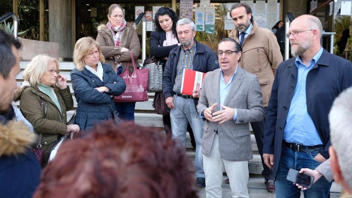 El delegado de Educación, Miguel Briones, con los representantes de la empresa y trabajadores de la guardería.