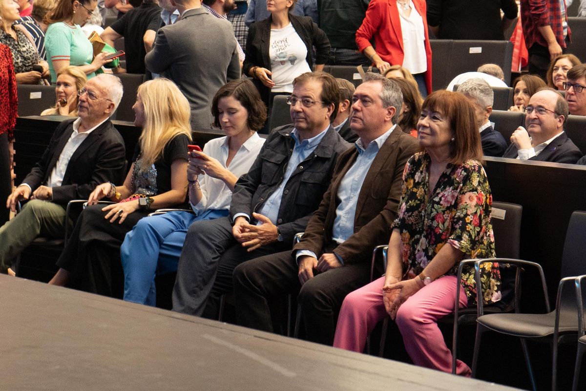Vara, junto a Juan Espadas.
