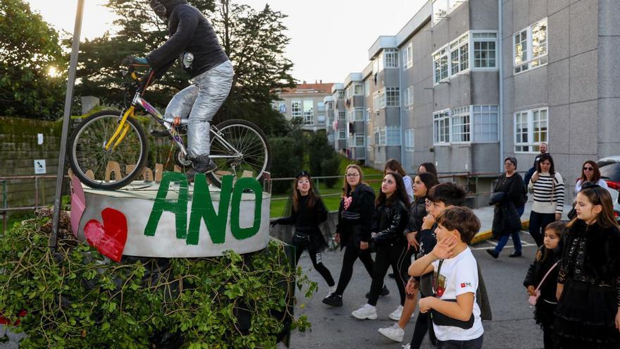 Rotonda, letras y un encapuchado en bicicleta fueron el “Liborio” de A Illa. |   // IÑAKI ABELLA