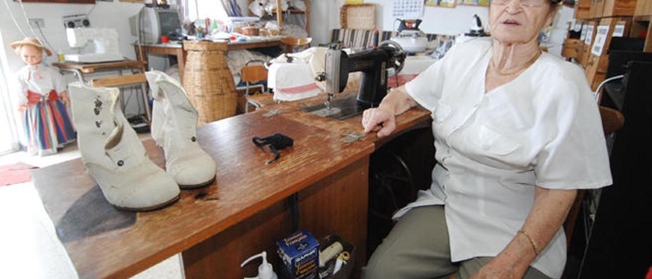 Demetria González García pasa muchas horas en el taller donde todavía se entretiene frente a su máquina de coser de pedales.