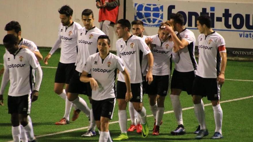 Los jugadores del Ontinyent celebran uno de los goles al Formentera