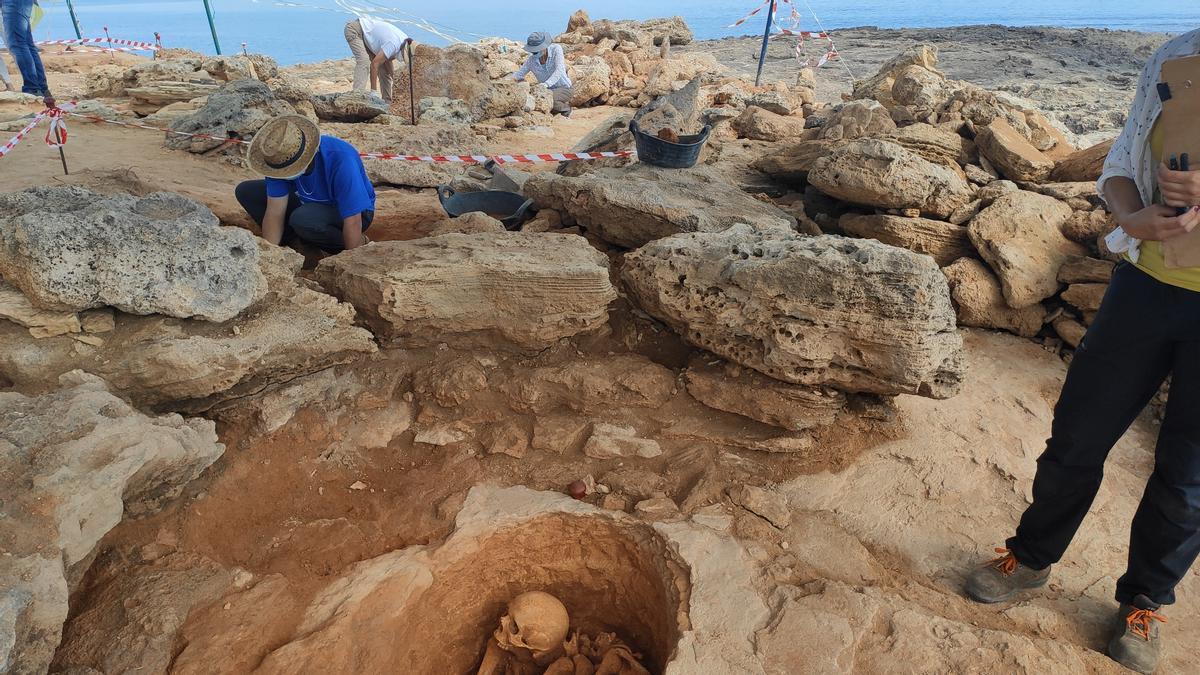 Aparecen los restos de un individuo adulto en una tumba inexplorada de Son Real