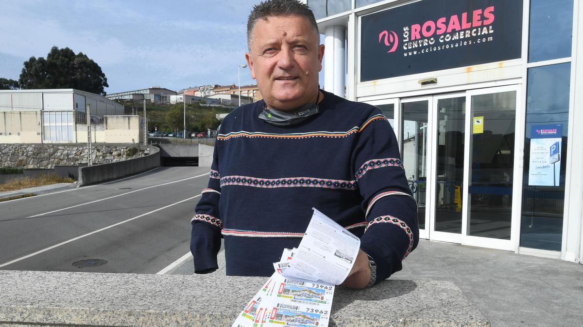 El agente de la ONCE que vendió los cupones premiados en A Coruña posa en Os Rosales.
