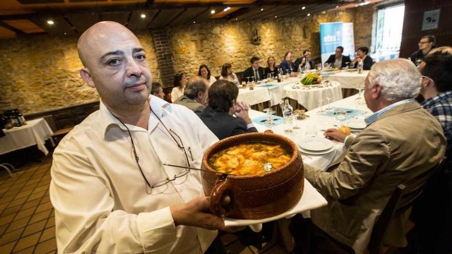 Tomás Santos, listo para servir el primer plato del menú del Desarme, ayer, durante su presentación.