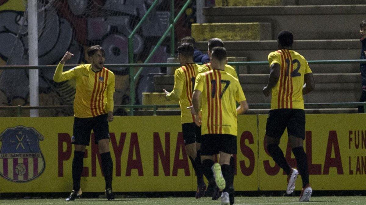 Juanma Miranda celebra con sus compañeros el gol que dio al Sant Andreu el pase a las semifinales