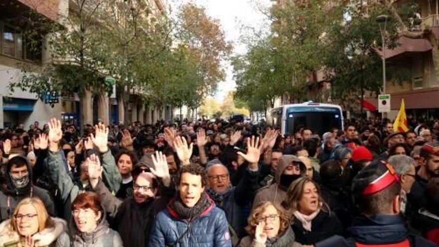 Concentrats dissabte per blindar la seu de la CUP.