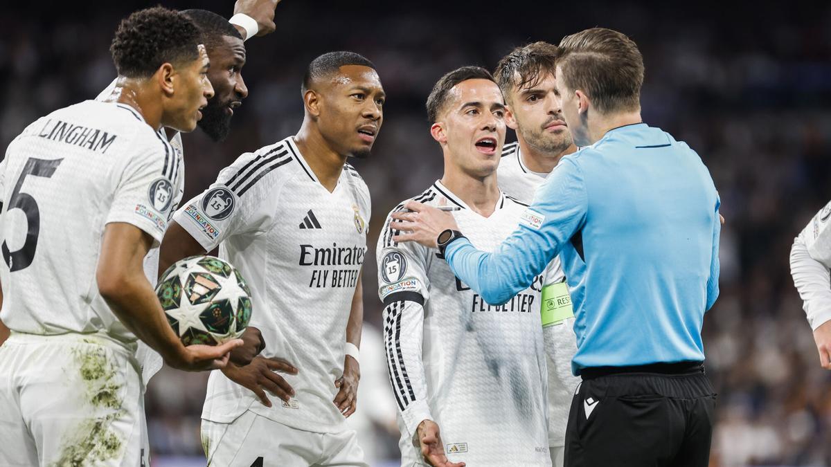 Los jugadores del Real Madrid protestan el penalti pitado por el árbitro durante el partido de vuelta de cuartos de final de la Liga de Campeones entre Real Madrid y el Arsenal en el estadio Santiago Bernabéu. EFE/Chema Moya. (Real Madrid)