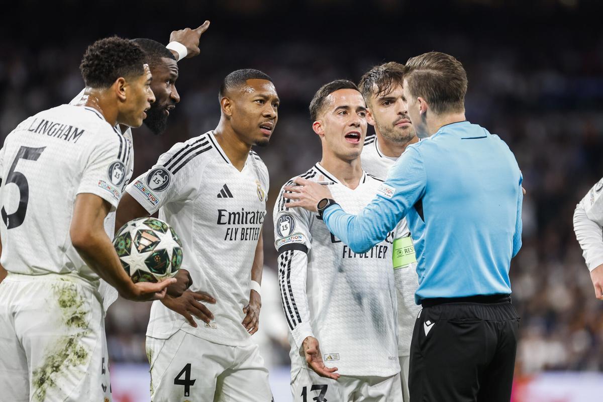 Los jugadores del Real Madrid protestan el penalti pitado por el árbitro durante el partido de vuelta de cuartos de final de la Liga de Campeones entre Real Madrid y el Arsenal en el estadio Santiago Bernabéu. EFE/Chema Moya. (Real Madrid)