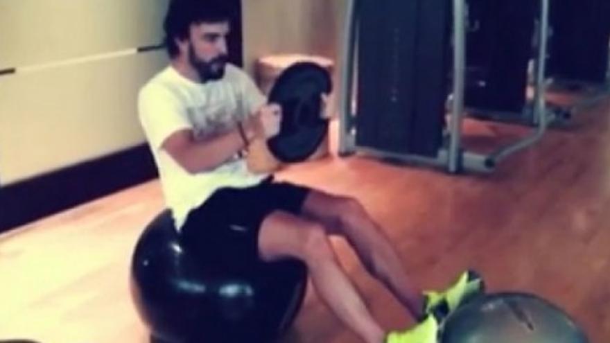 Fernando Alonso se entrena en el gimnasio