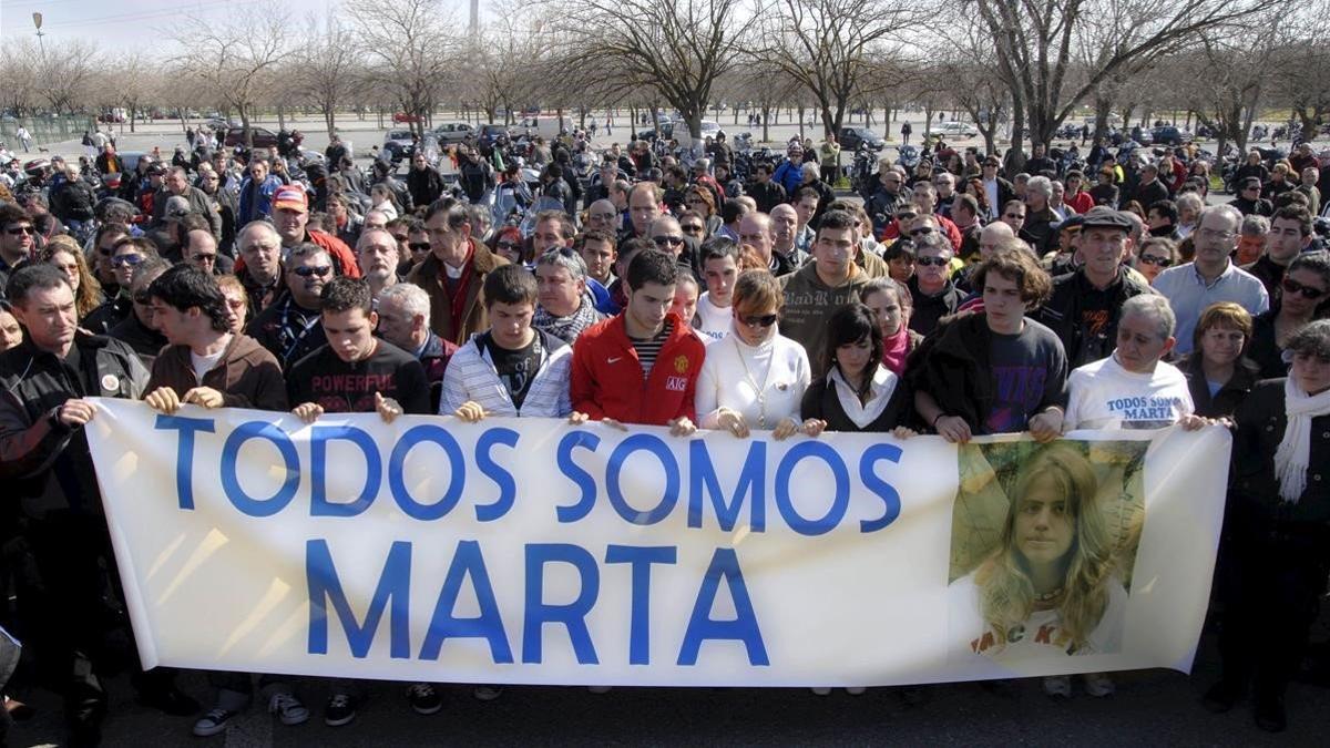 Varios centenares de amigos y vecinos de Marta del Castillo en una concentración.