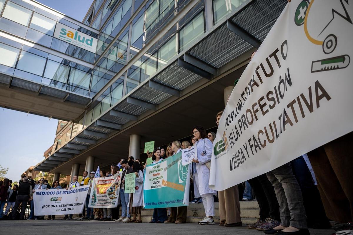 Protesta ante el Salud en el primer día de huelga médica en Aragón.