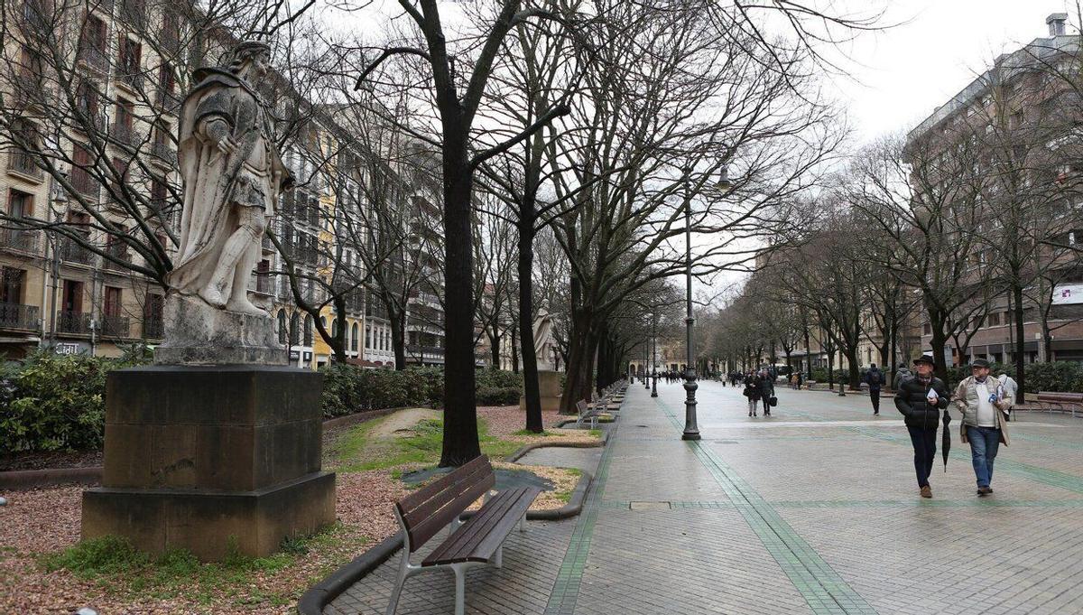 Ciudadanos caminan por el paseo de Sarasate, en Pamplona.