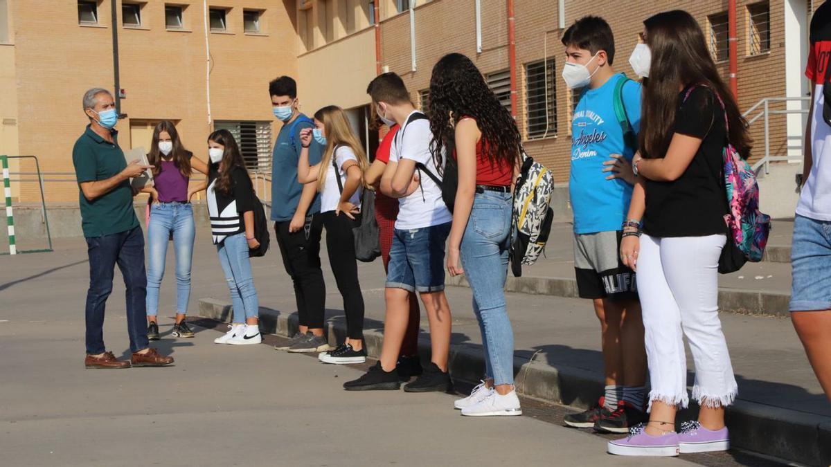 Alumnos de ESO reciben instrucciones de un profesor, en una imagen de archivo.