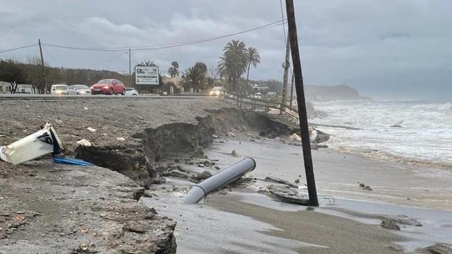 El temporal causa daños en la tubería de agua que discurre por la costa de Vélez-Málaga