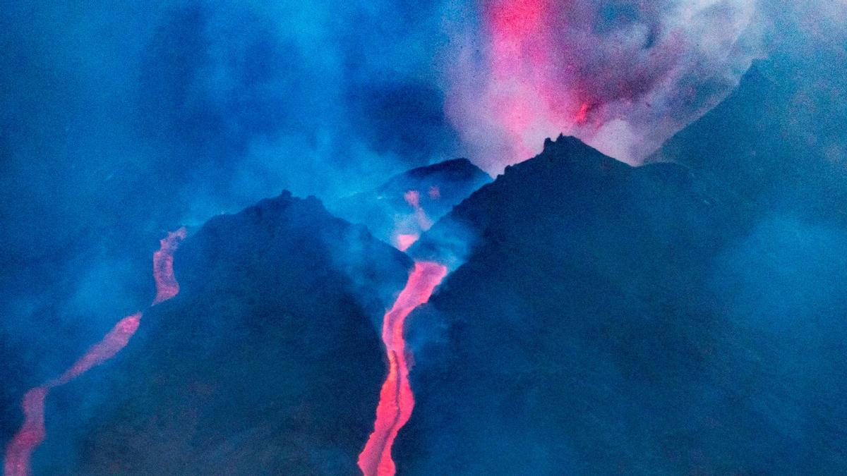 Caída parcial del cono del volcán Cumbre vieja de La Palma, este sábado, antes del derrumbe.