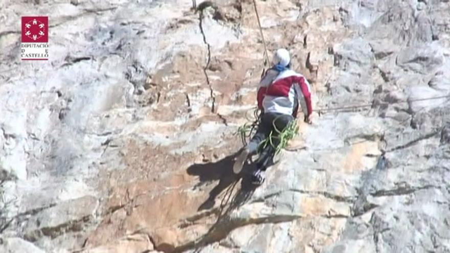 VÍDEO - Un escalador se queda colgado tres horas en una montaña en Sierra Engarcerán