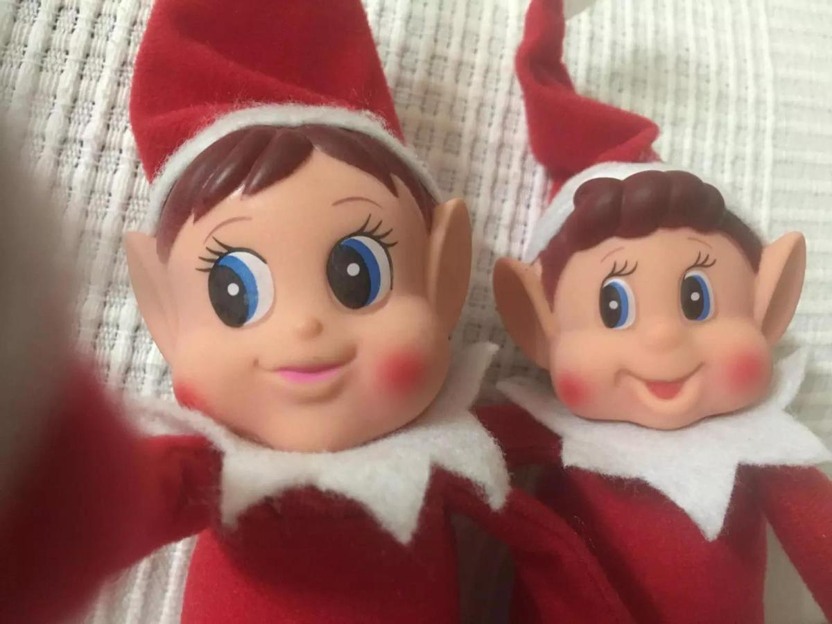 Dos elfos haciéndose un selfie.