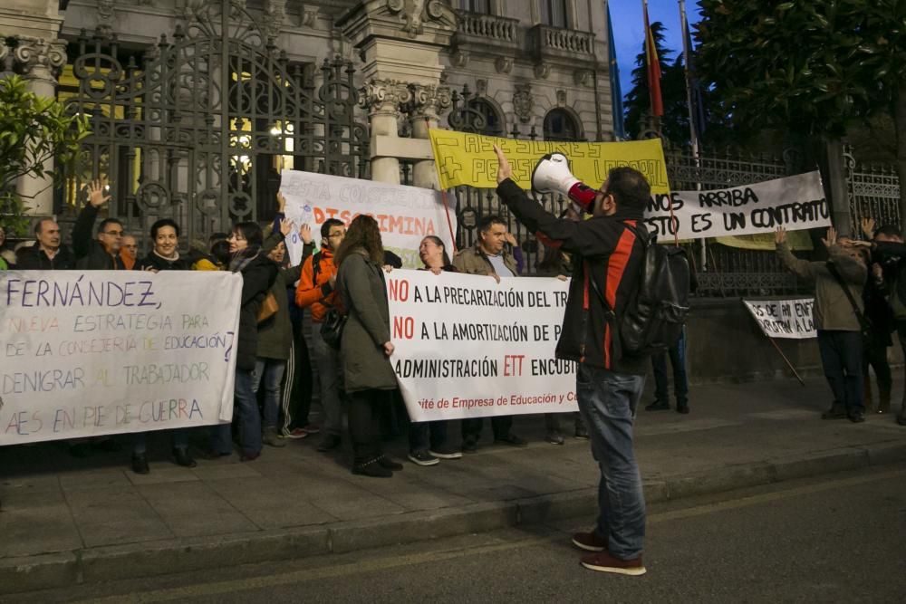 Concentración de fisioterapeutas frente a la Junta General del Principado.