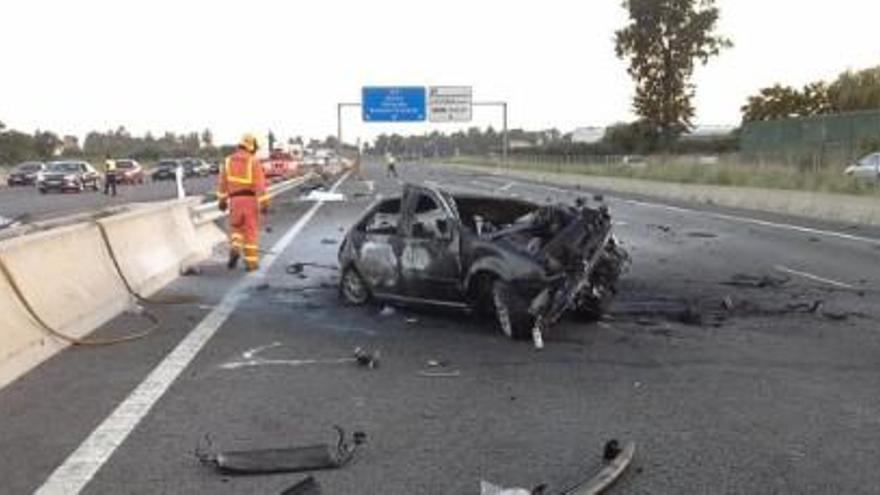 Mueren dos jóvenes en Valencia tras prenderse el coche en el que viajaban