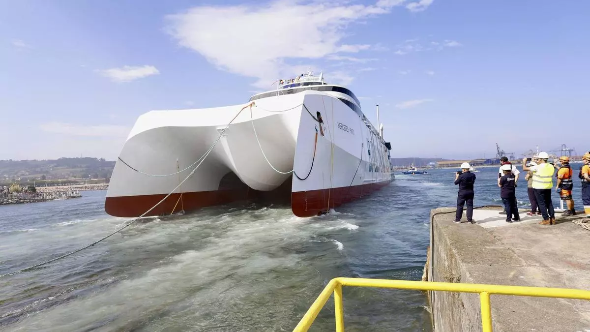 Expectación en Gijón por la botadura del nuevo ferry rápido construido en Armón: "Este barco es muy cómodo, casi un pequeño crucero"