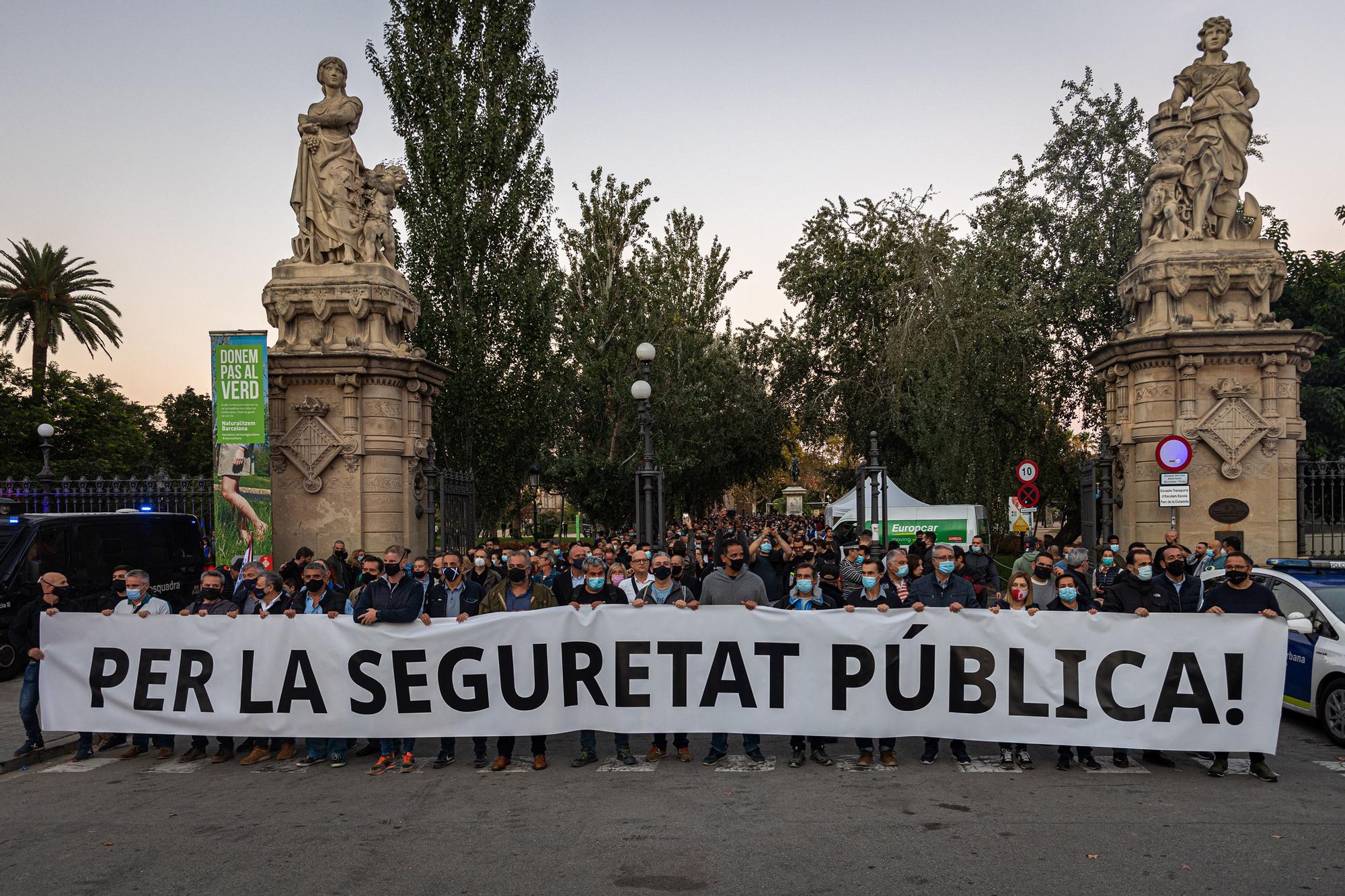 Un millar de agentes de los Mossos d'Esquadra se  han manifestado este sábado en Barcelona para denunciar las agresiones sufridas.