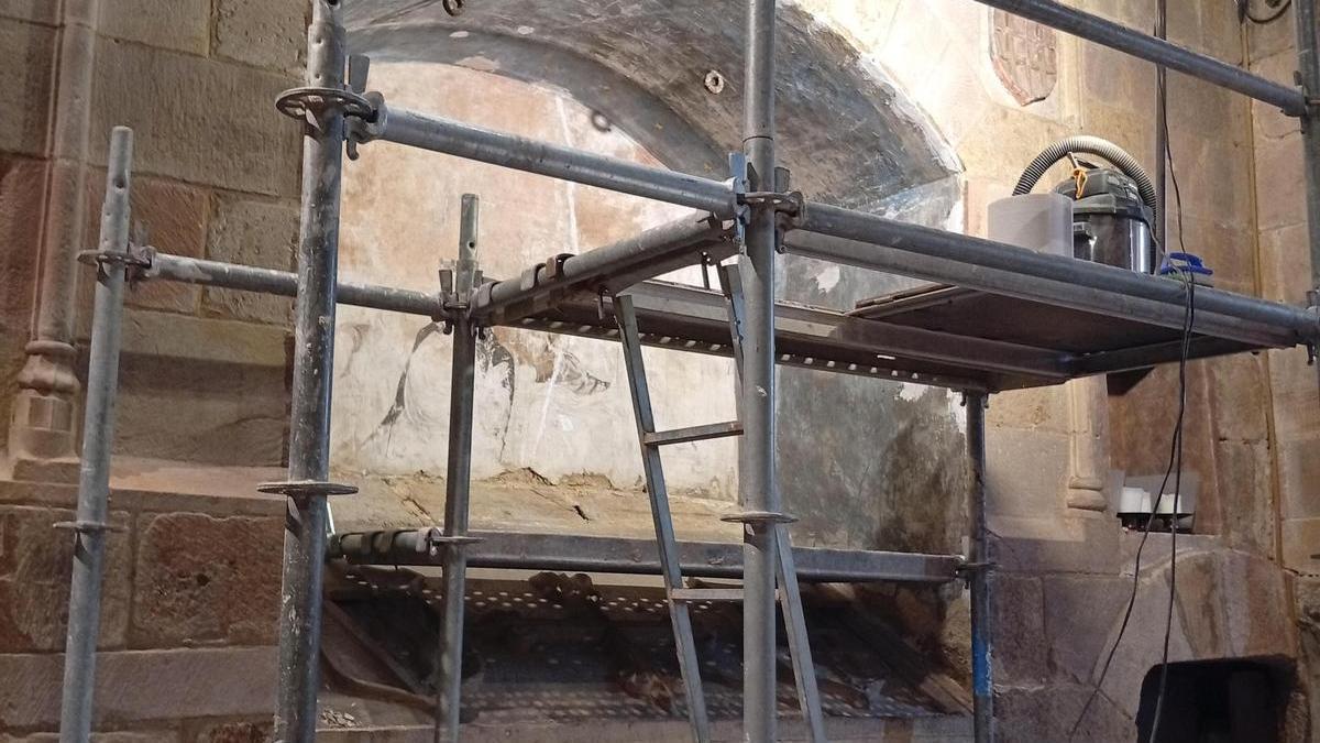 El sepulcro de la familia Carvajal, en San Juan, en restauración.