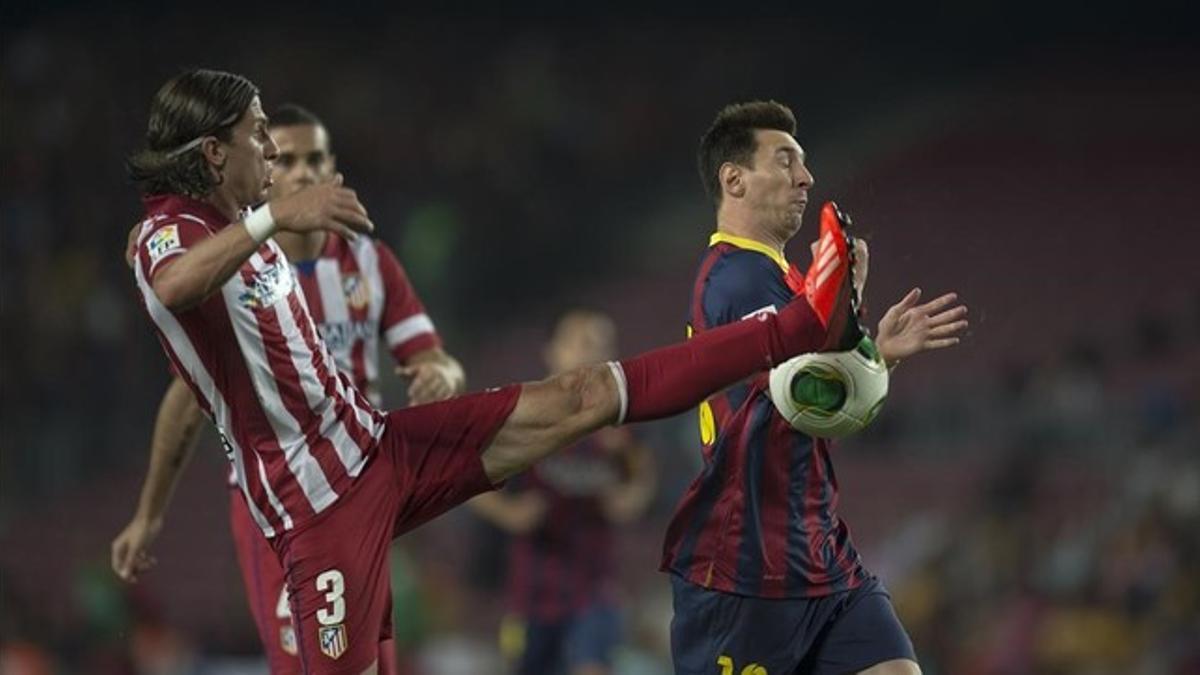 Filipe Luis y Messi, en un partido entre Atlético y Barça.