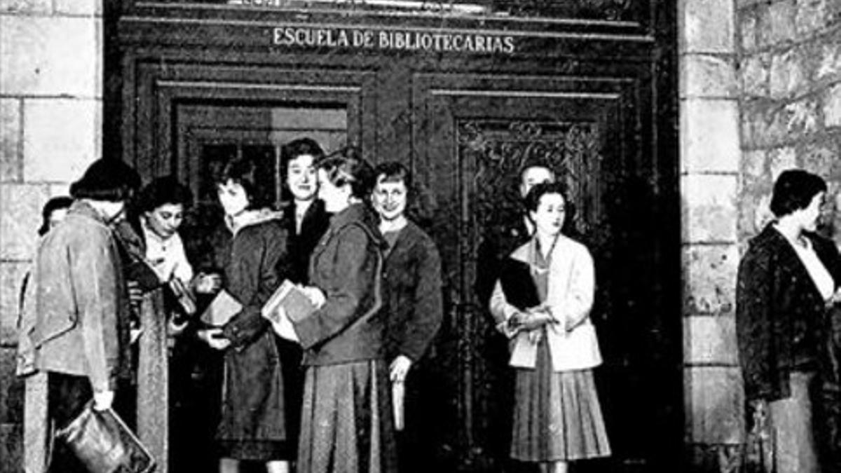 Negro sobre blanco, la Sala Cotxeres del Palau Robert se ha convertido en un mundo de libros.