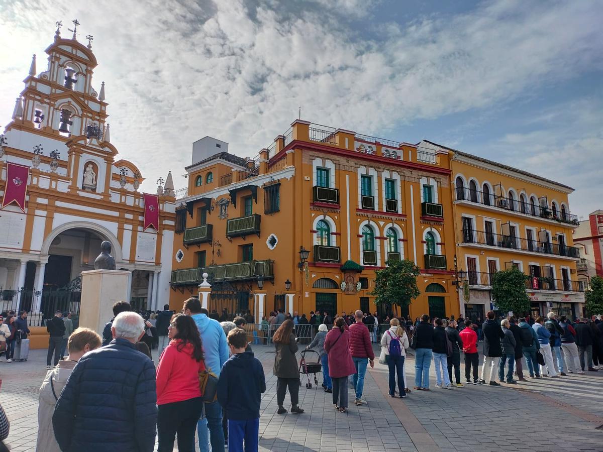 Largas colas de espera para ver a la Esperanza Macarena el martes 9 de diciembre