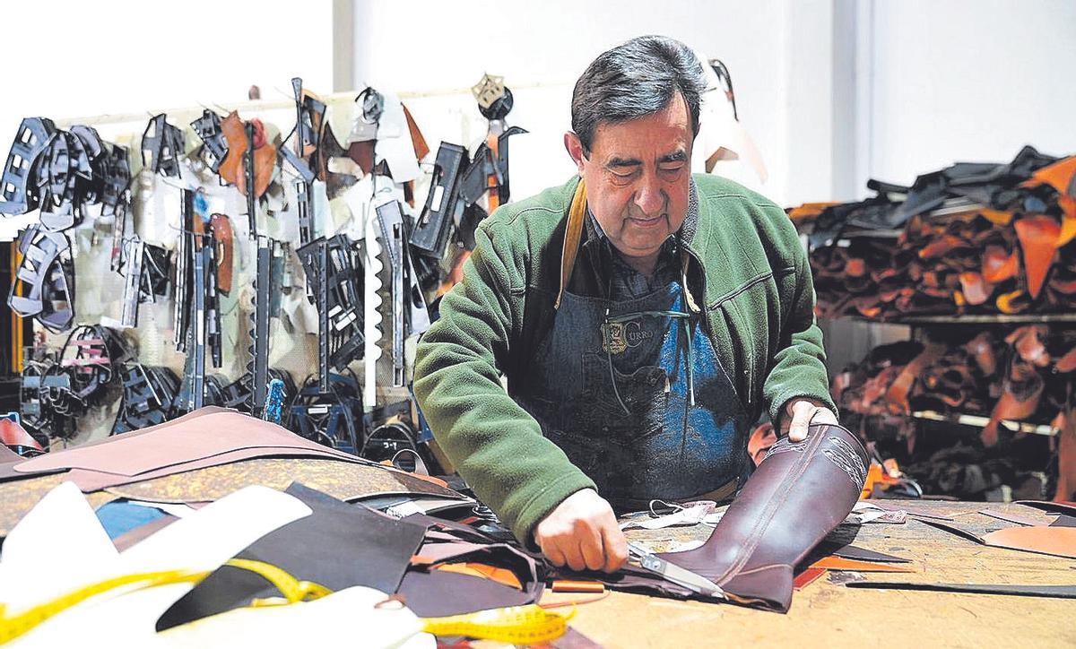Juan Gómez, fabricando una bota en su taller de cuero de El Viso.