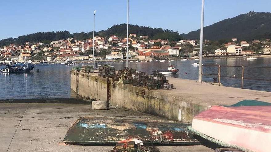 La basura se acumula por toda la zona portuaria. // G.N.