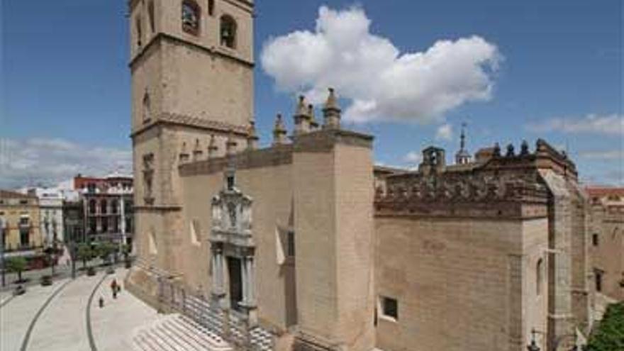 La catedral de Badajoz estrena iluminación artística en sus fachadas y torre del campanario