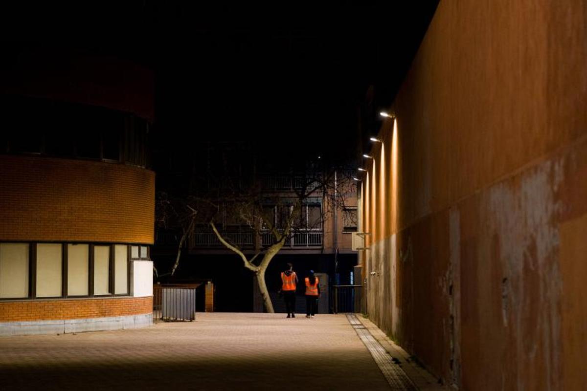 Una pareja de serenos de Esplugues se dirige de vuelta a la base, tras recorrer por la noche las calles del barrio de Can Vidalet